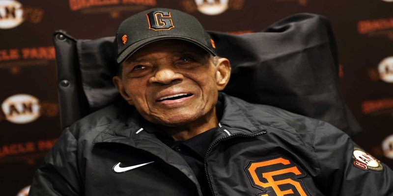 Willie Mays đã tập trung viết sách say khi từ giã sự nghiệp bóng chày